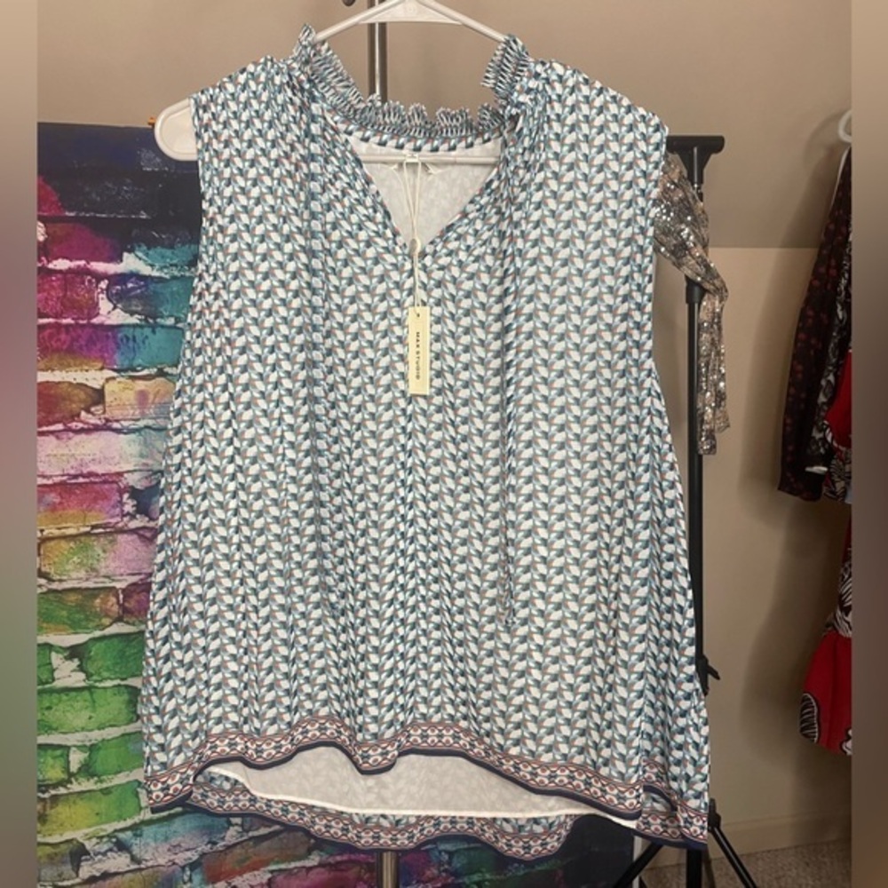 Max Studio Size Small Abstract Top v-neck lined.